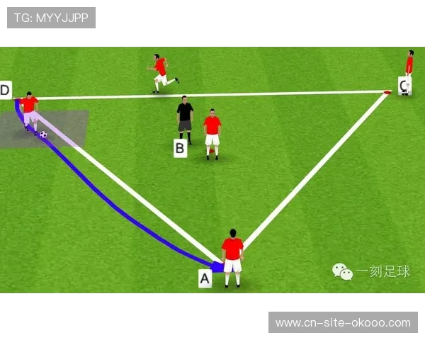 特写：布雷斯特老将完成关键封堵后，向年轻队友大声布置防守站位。